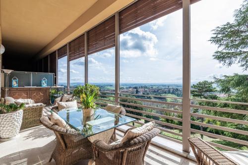 GuestHost Porta Tufi Luxury Apt with Parking — 4-Star Luxury Hotel in Siena, Italy