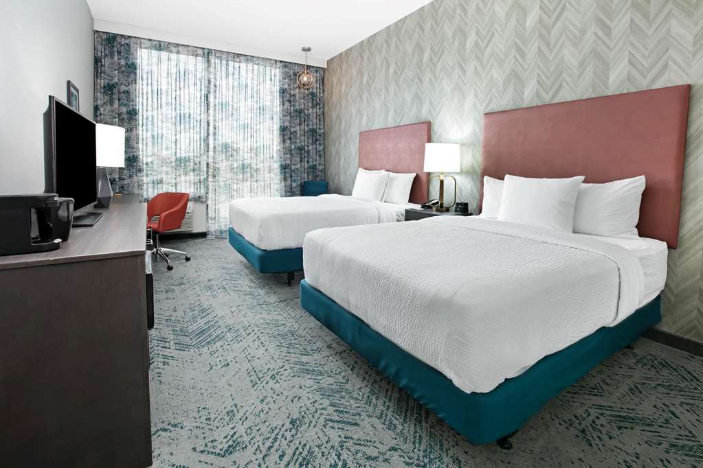 La Quinta Inn & Suites by Wyndham DFW West Glade Parks - photo 9