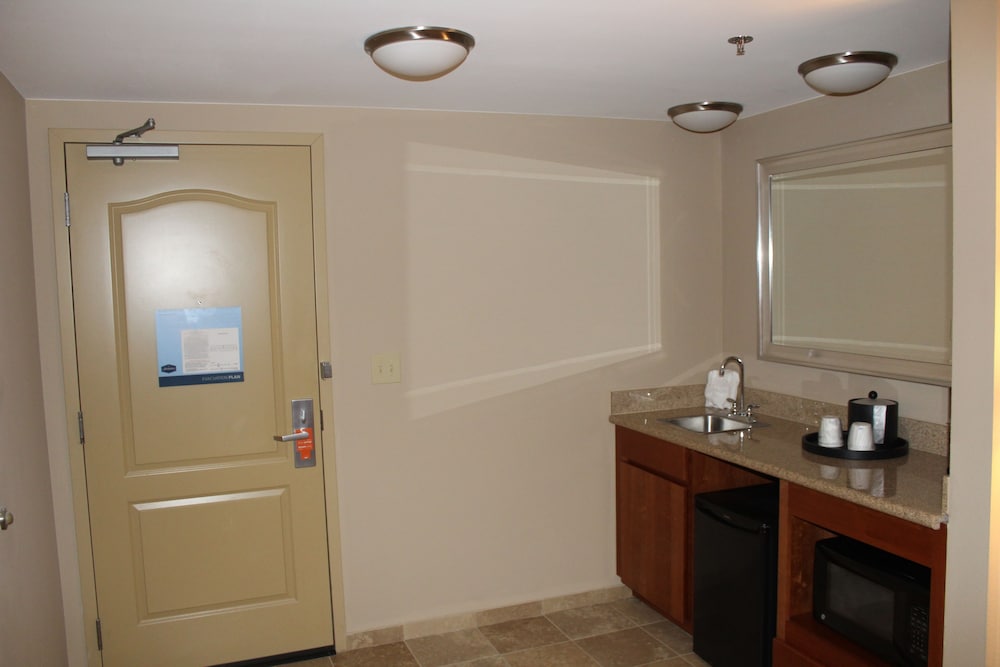 Hampton Inn Gloucester - photo 17