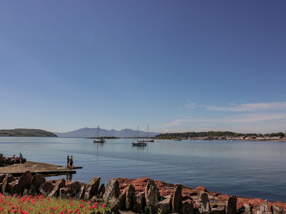 8 George Street — 4-Star Luxury Hotel in Millport, United Kingdom