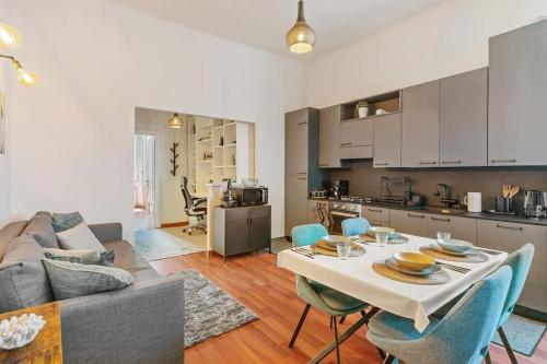 Duomo 10 Min Apartment — 4-Star Luxury Hotel in Milan, Italy