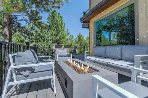 Oak Hills Clubhouse Ping Pong BBQ & Fire Pit in Monument, United States