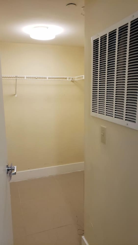 Newly Renovated Studio with Kitchenette - photo 3