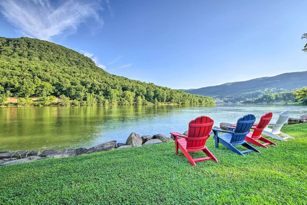 Cozy Cabin on Tenn River 10 Mi to Chattanooga — 4-Star Luxury Hotel in Chattanooga, United States