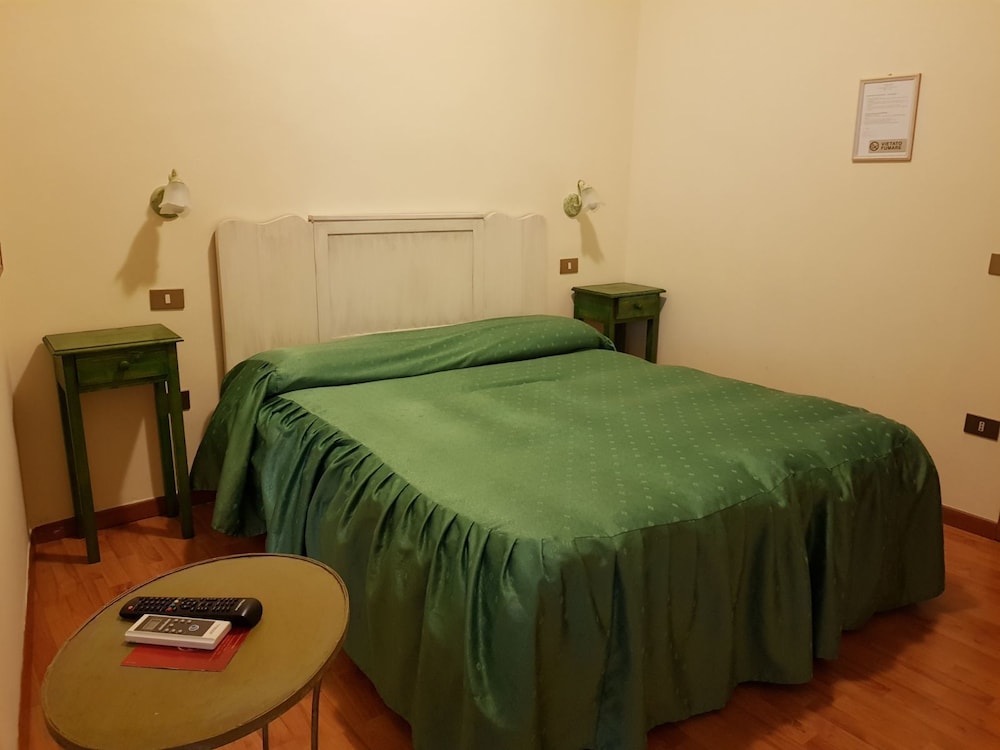 B&B La Piazzetta — 4-Star Luxury Hotel in Paola, Italy
