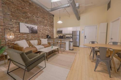 Stylish Exposed Brick 3 Bedroom — 4-Star Luxury Hotel in Boston, United States