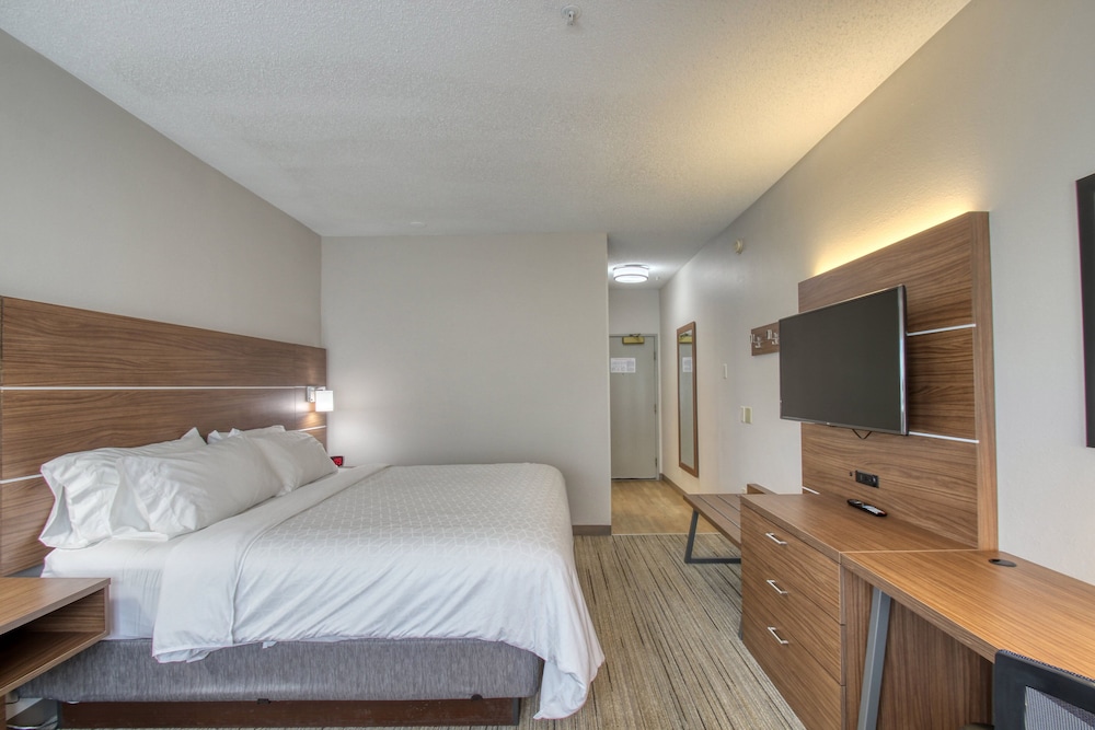 Holiday Inn Express Hotel & Suites Oshkosh by IHG - photo 23