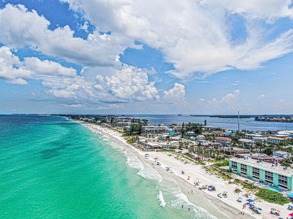 Two story condo with ocean on one side and bay on other only steps away — 4-Star Luxury Hotel in Bradenton Beach, United States