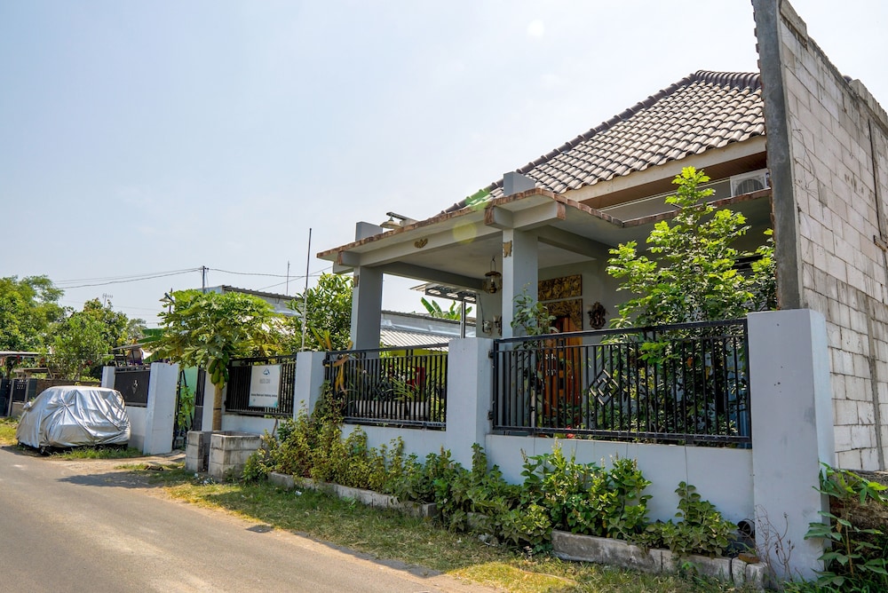 SPOT ON 93210 Griya Kos Kanjeng Mami Syariah — hotel in Jombang