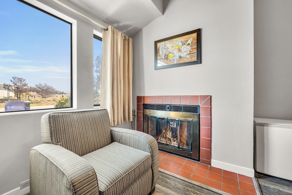 Econo Lodge Bay Breeze - photo 17