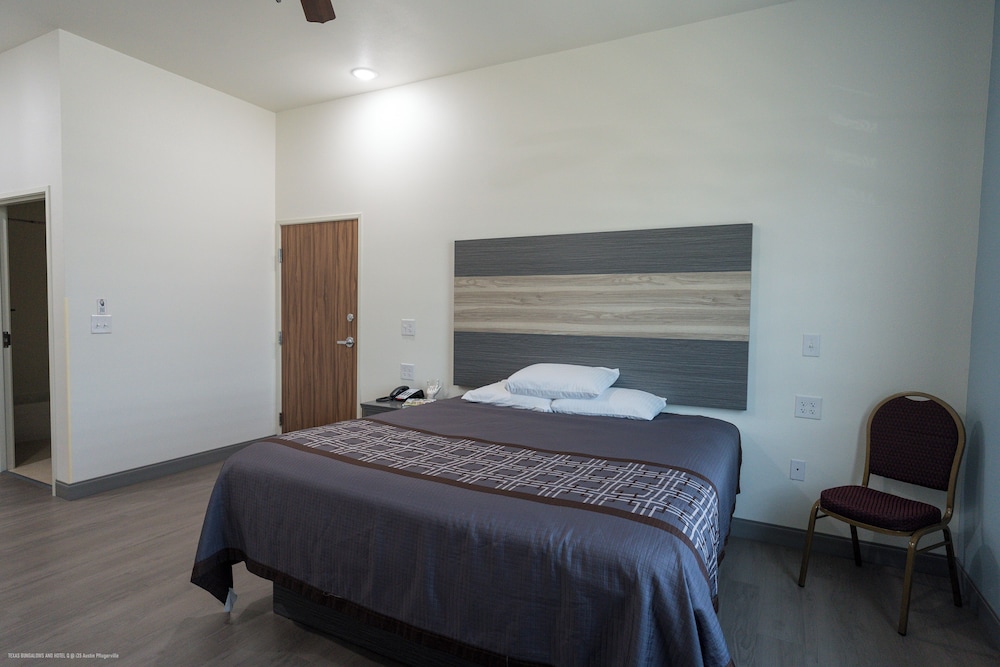 Texas Bungalows Hotel & Hotel Que at i35 Austin Pflugerville - photo 23