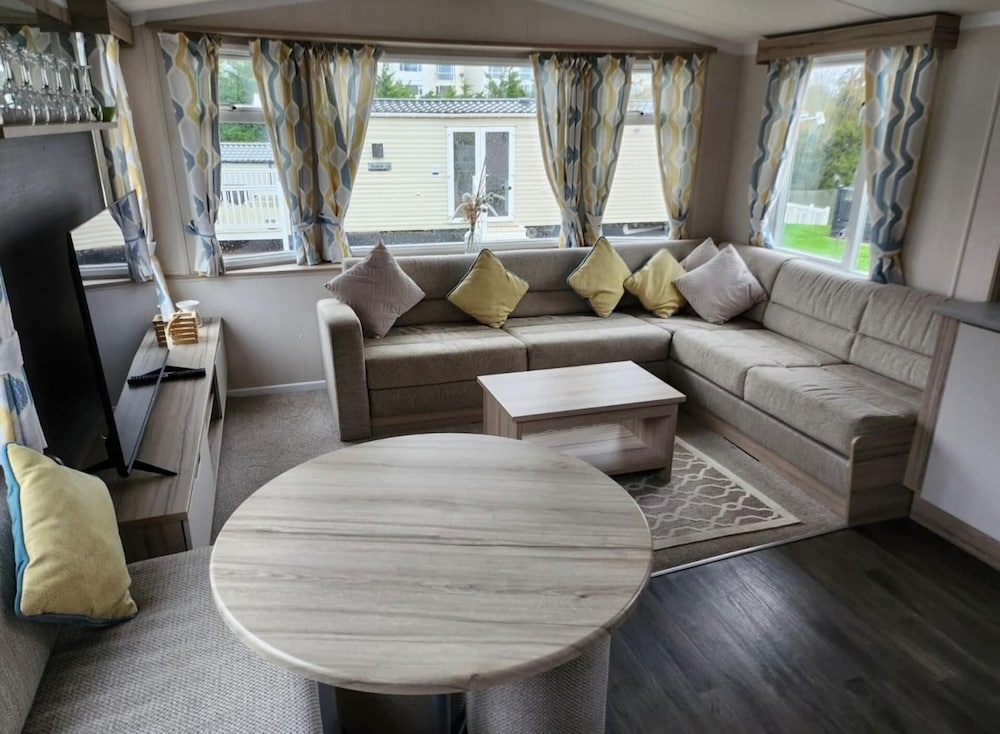 Beverley bay 2 bed Caravan Sleeps 6 Pet Friendly in Paignton, United Kingdom