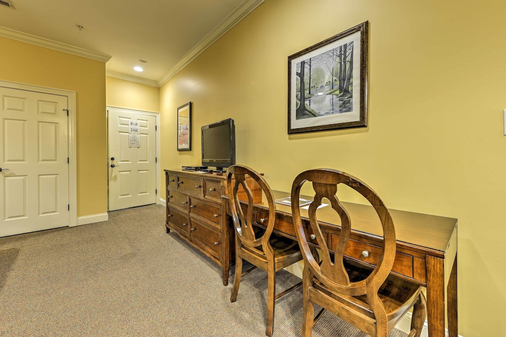 Resort style Condo on Golf Course w Private Pool - photo 6