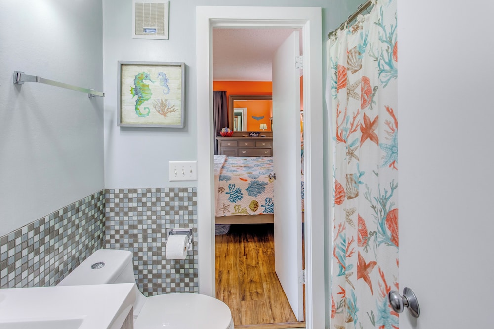 Walk to Beach and Barefoot Landing Resort Condo - photo 20