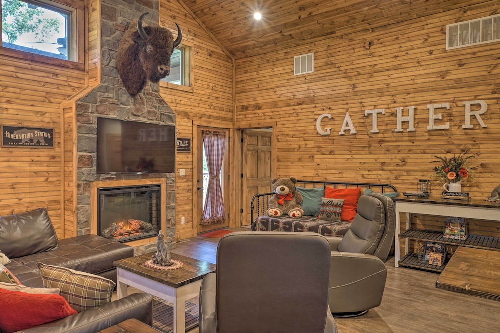 Relax Fireside Family Friendly Branson West Cabin — 4-Star Luxury Hotel in Branson, United States