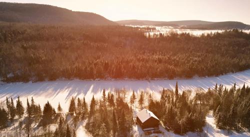 L’ensoleillé in Unknown City, Canada