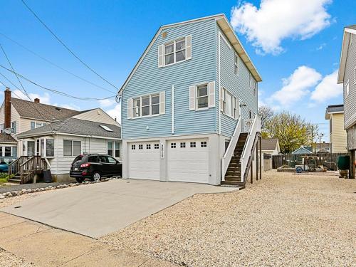 Pet Friendly Bayside Ship Bottom Beach Badges Wifi High Speed Internet Deck Central Air Washer Dryer newly Renovated Bayside Beauty Lovely — hotel in Ship Bottom