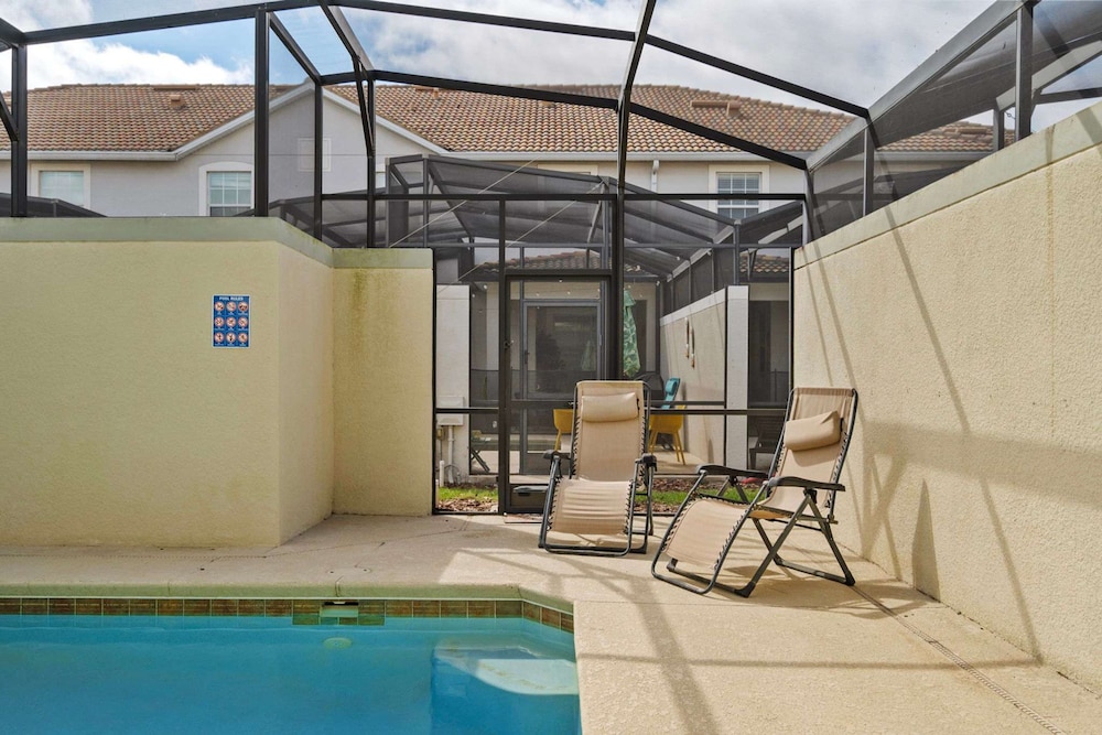 Spacious 4BR Townhome With Pool at Storey Lake - photo 20