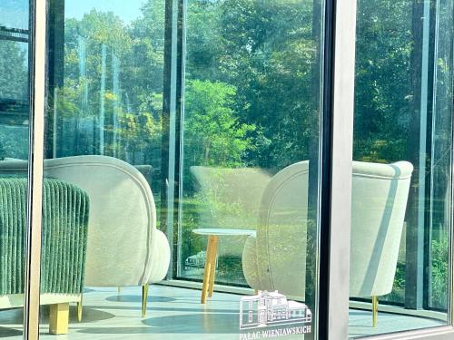 Pałac Wieniawskich Luksusowe Całoroczne Domki Glampingowe Nad Jeziorem Prywatna Balia Park 10ha — hotel in Grodzisk Mazowiecki