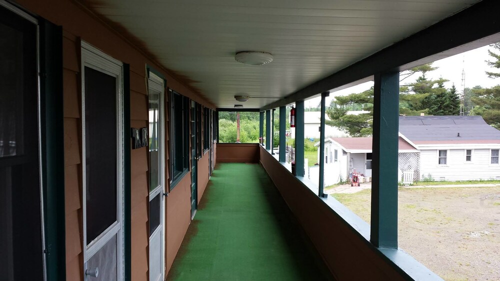 Bear Paw Inn - photo 14