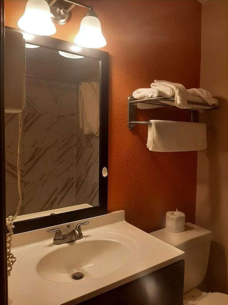Country Hearth Inn Hannibal - photo 18