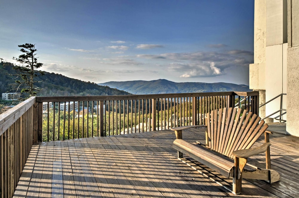4 Mi to Sugar Mtn Resort: Condo w Indoor Pool - photo 2
