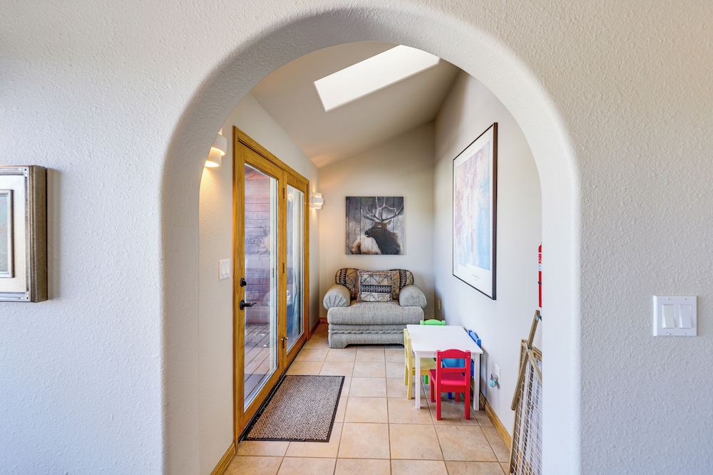 Angel Fire Townhome w Hot Tub: 2 Mi to Ski Resort - photo 4