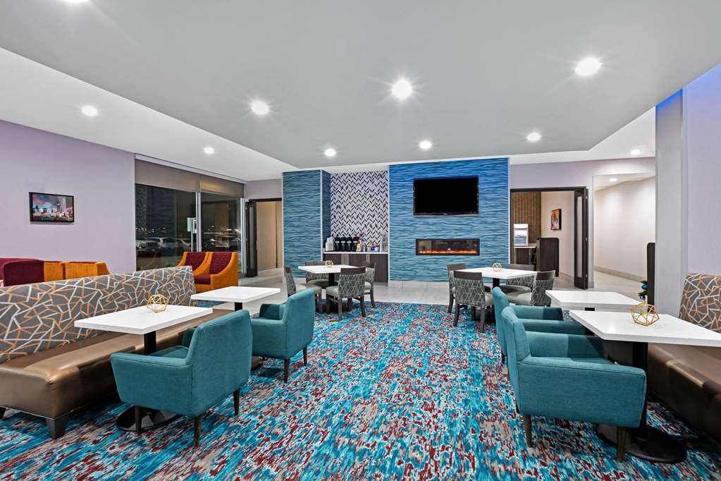 La Quinta Inn & Suites by Wyndham DFW West Glade Parks - photo 23