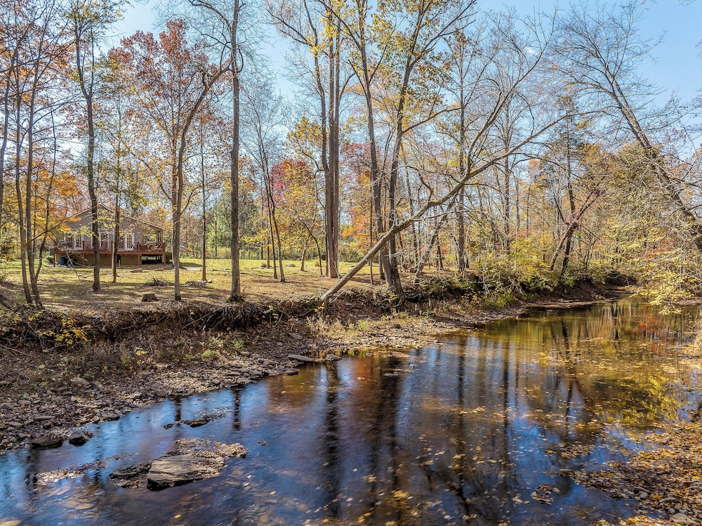Mariposa Moon Cottage at Sleepy Creek — 4-Star Luxury Hotel in Berkeley Springs, United States