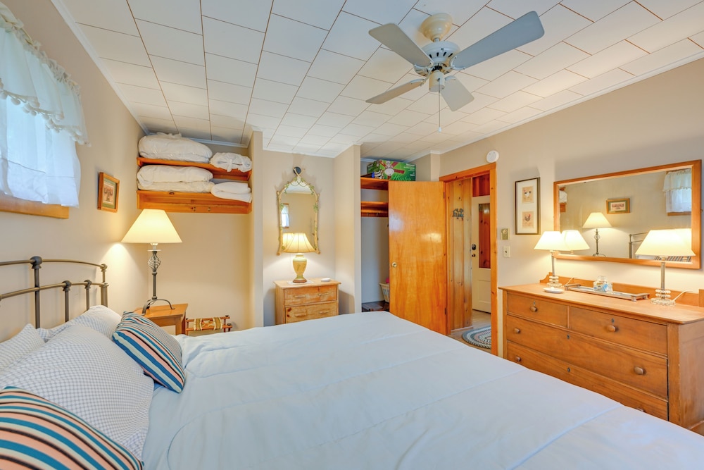 Walk to Beach Long Island Wine Country Home — 4-Star Luxury Hotel in Cutchogue, United States