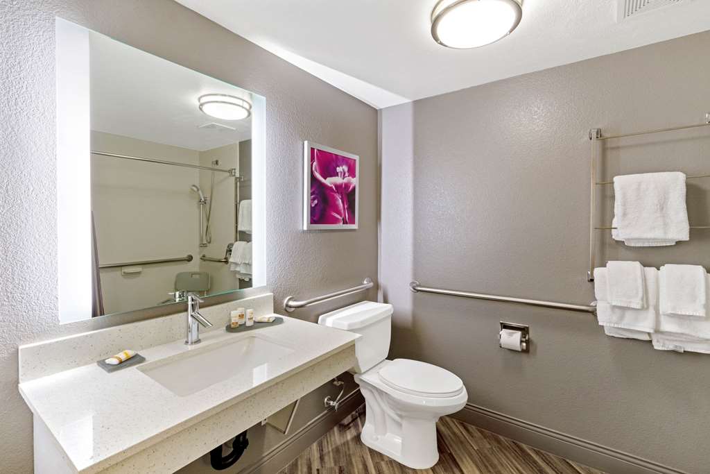 La Quinta Inn & Suites by Wyndham Phoenix Scottsdale - photo 25