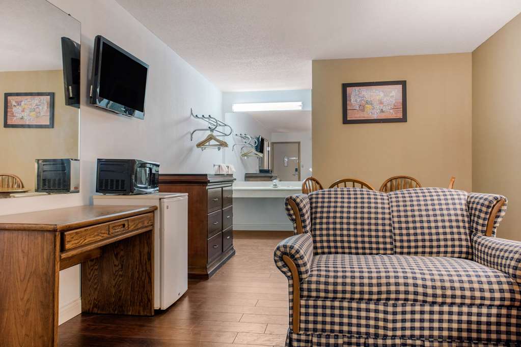 Econo Lodge Holland Toledo - photo 13