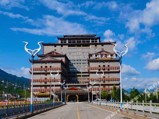 Huarui Hotel — hotel in Rongmei