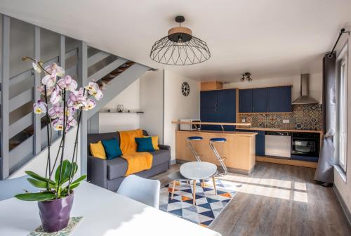 El Arco Iris Entre Port Et Plage in Dieppe, France