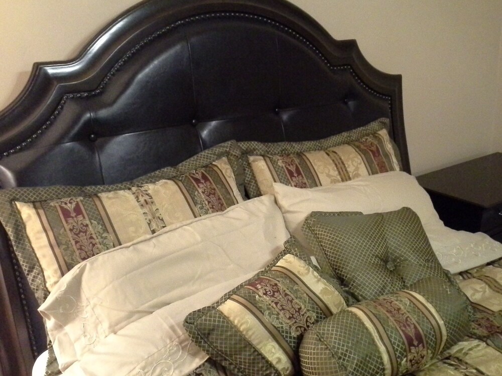 JARVIS West Blvd 3BD Suites by Edgewater Park & Downtown in Cleveland, United States