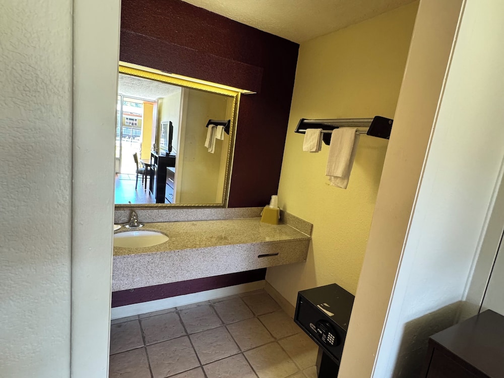 Budgetel Inn Phenix City - photo 30