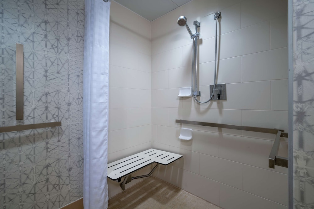 Embassy Suites by Hilton Alexandria Old Town - photo 32