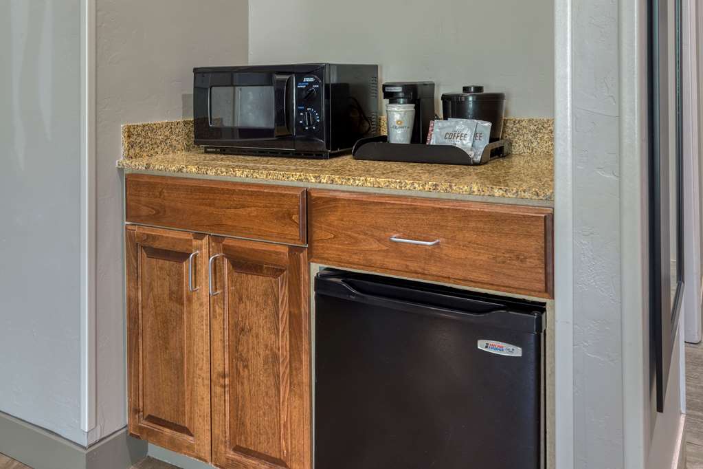 La Quinta Inn & Suites by Wyndham Visalia Sequoia Gateway - photo 20