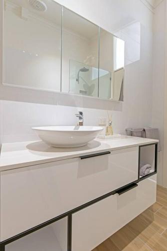 THE SHORE Absolute beachfront holiday house — Port Adelaide — photo 4