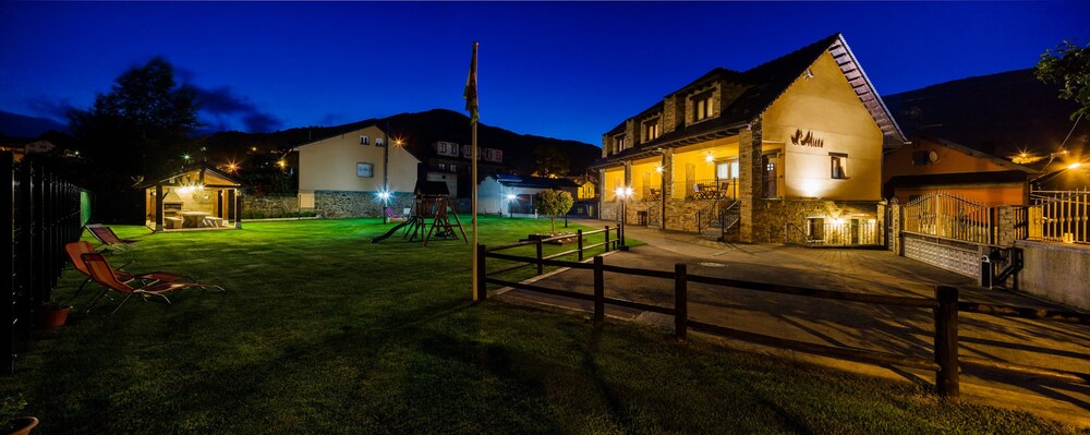 Apartamentos Rurales L Abiseu — 4-Star Luxury Hotel in Villablino, Spain
