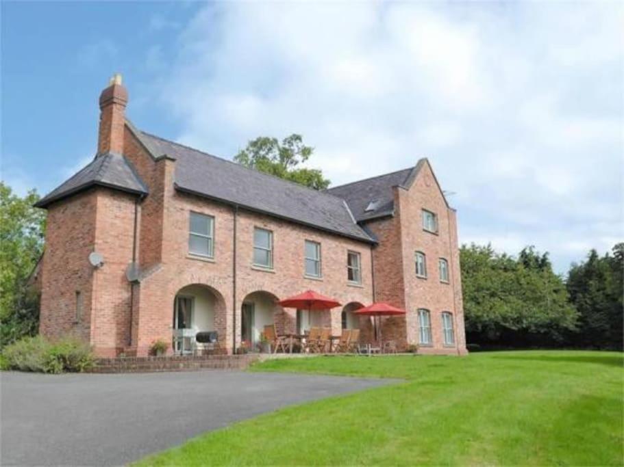 Gaer Hall Guilsfield a country mansion with hottub in Welshpool, United Kingdom