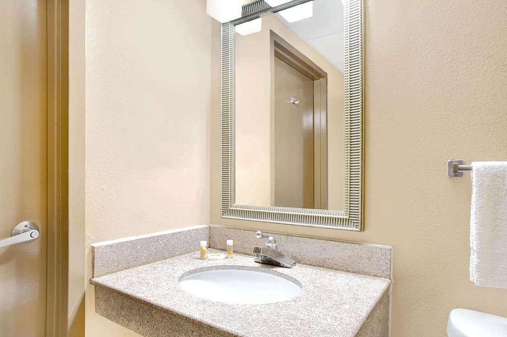 Days Inn by Wyndham Newport News City Center Oyster Point - photo 8