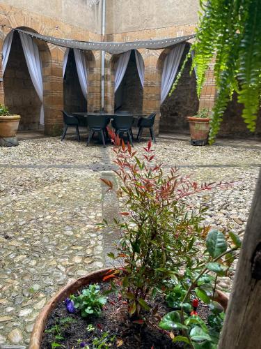 Orvieto: Spacious 3BR 3BA apartment with balcony & patio — 4-Star Luxury Hotel in Orvieto, Italy
