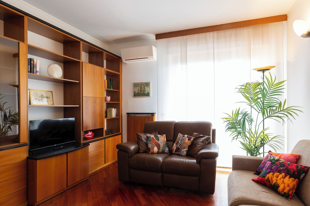 Simply Six — 4-Star Luxury Hotel in Milan, Italy