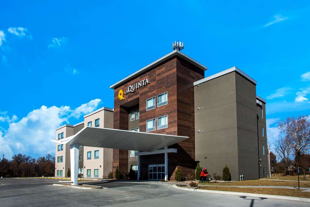 La Quinta Inn & Suites by Wyndham Pittsburg - photo 3