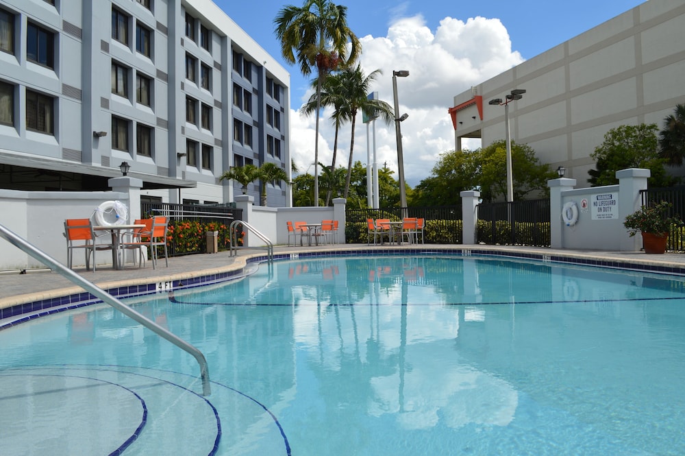 Holiday Inn Express & Suites Miami Hialeah by IHG - photo 28