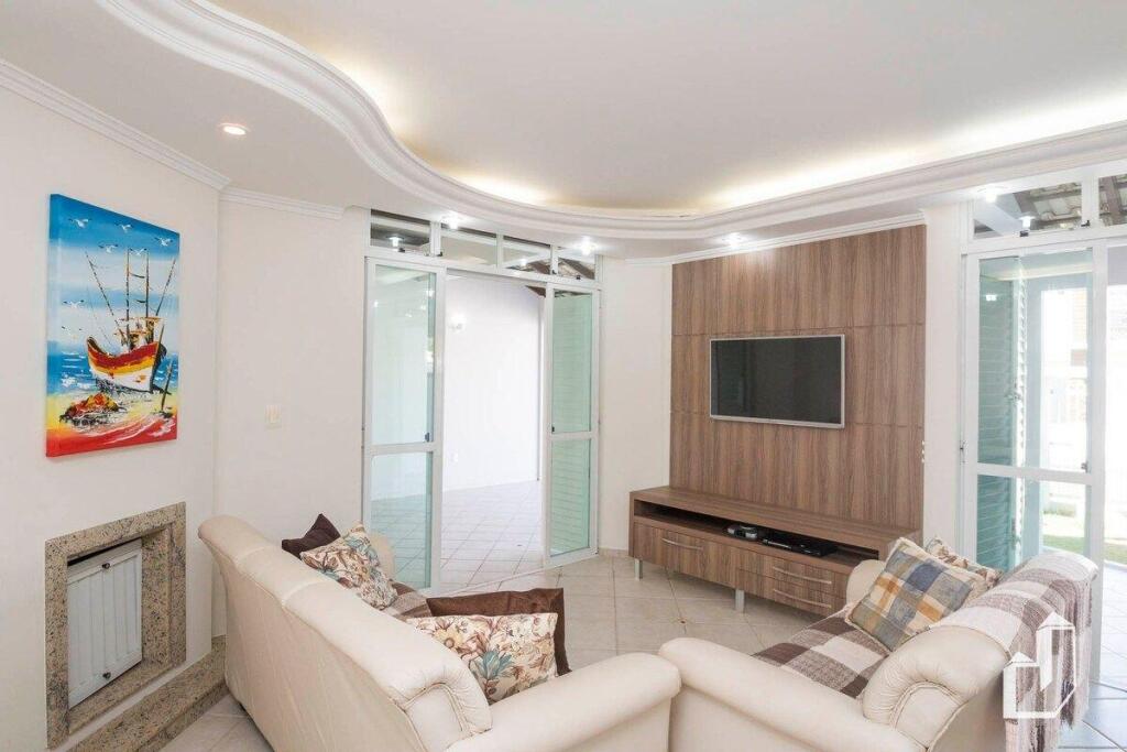 Casa com 05 dormitórios ideal as férias na praia