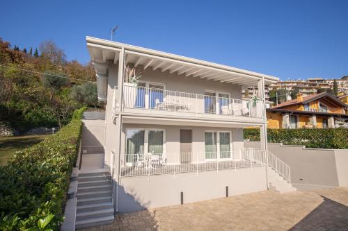 White Apartment In Marciaga Di Costermano — 4-Star Luxury Hotel in Bardolino, Italy