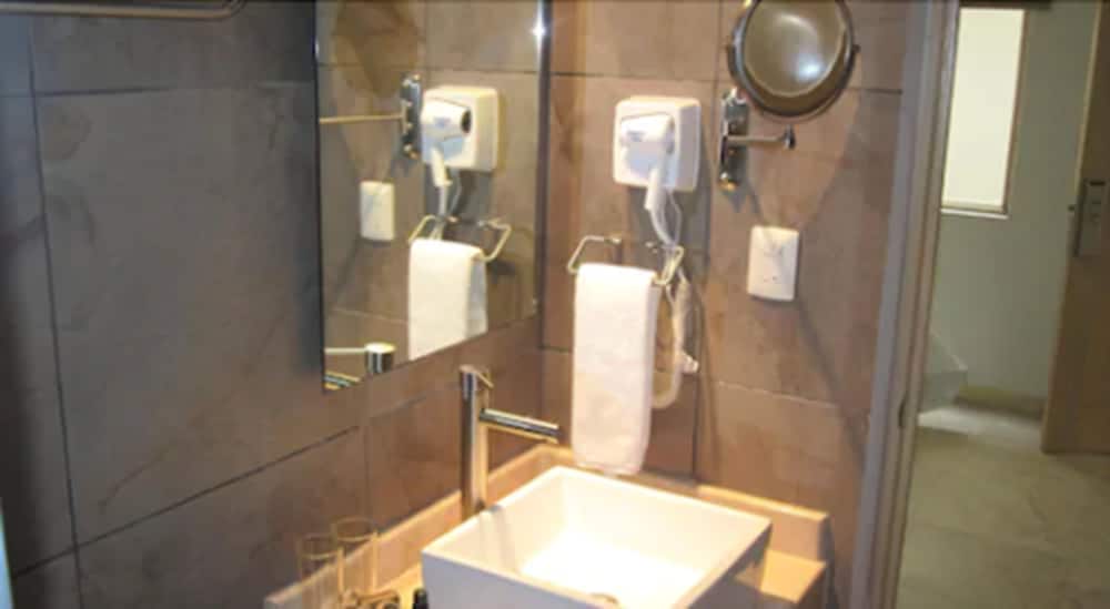 Bathroom sink