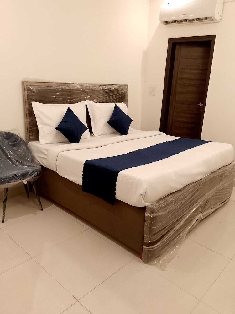 Hotel Royal India New Palam Vihar in Bilaspur, India